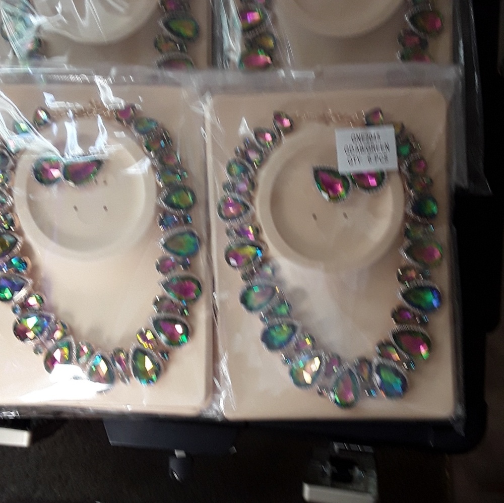 Multi color necklace set